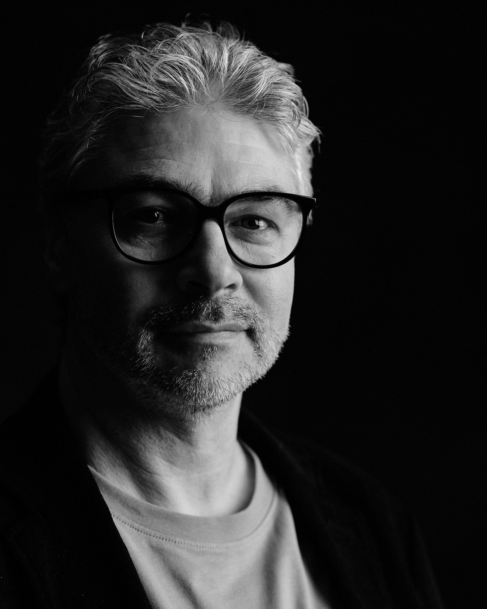 Ray Mohra im Schwarzweißporträt